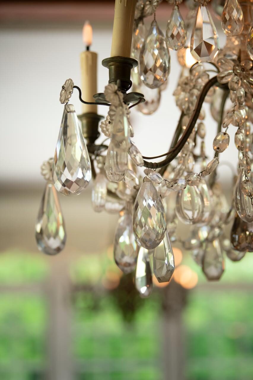 Domaine de la Nèle — chandeliers in the banquet hall