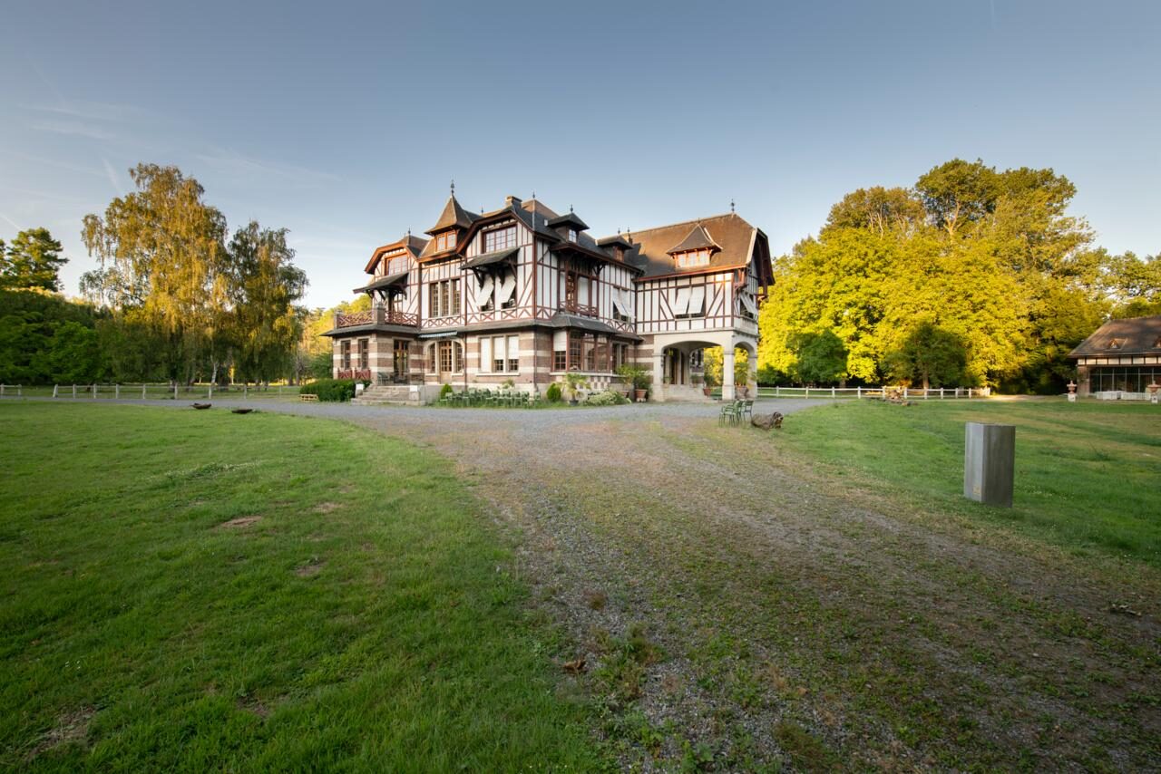 Domaine de la Nèle — the château seen from the drive