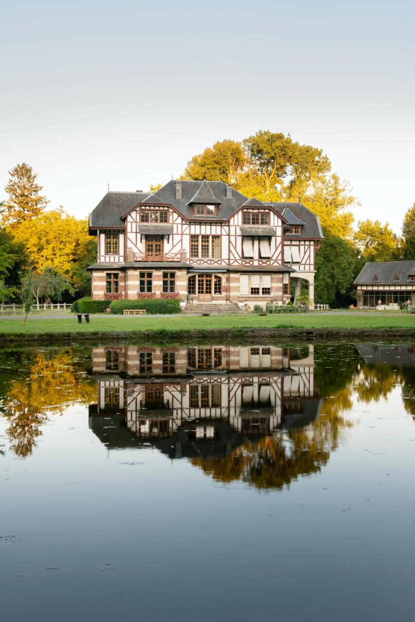 Domaine de la Nèle — the château mirrored in the pond