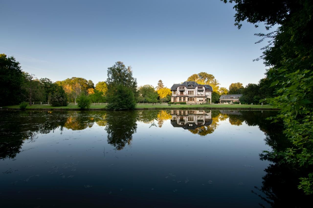 Domaine de la Nèle — the château mirrored in the pond